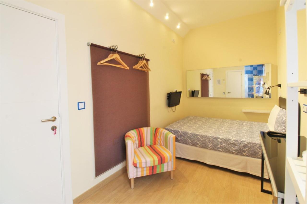 Hostal Arco Iris Madrid Luaran gambar